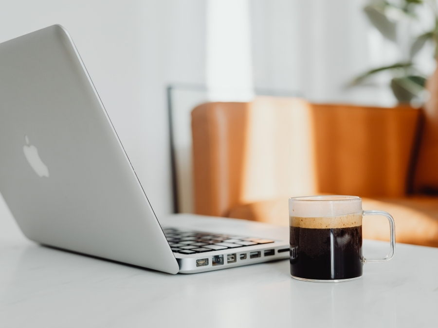 各自在宅でホームページ制作をしています