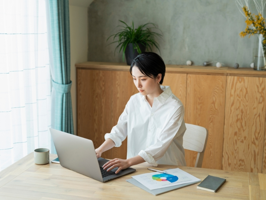 女性がホームページの制作をしている様子