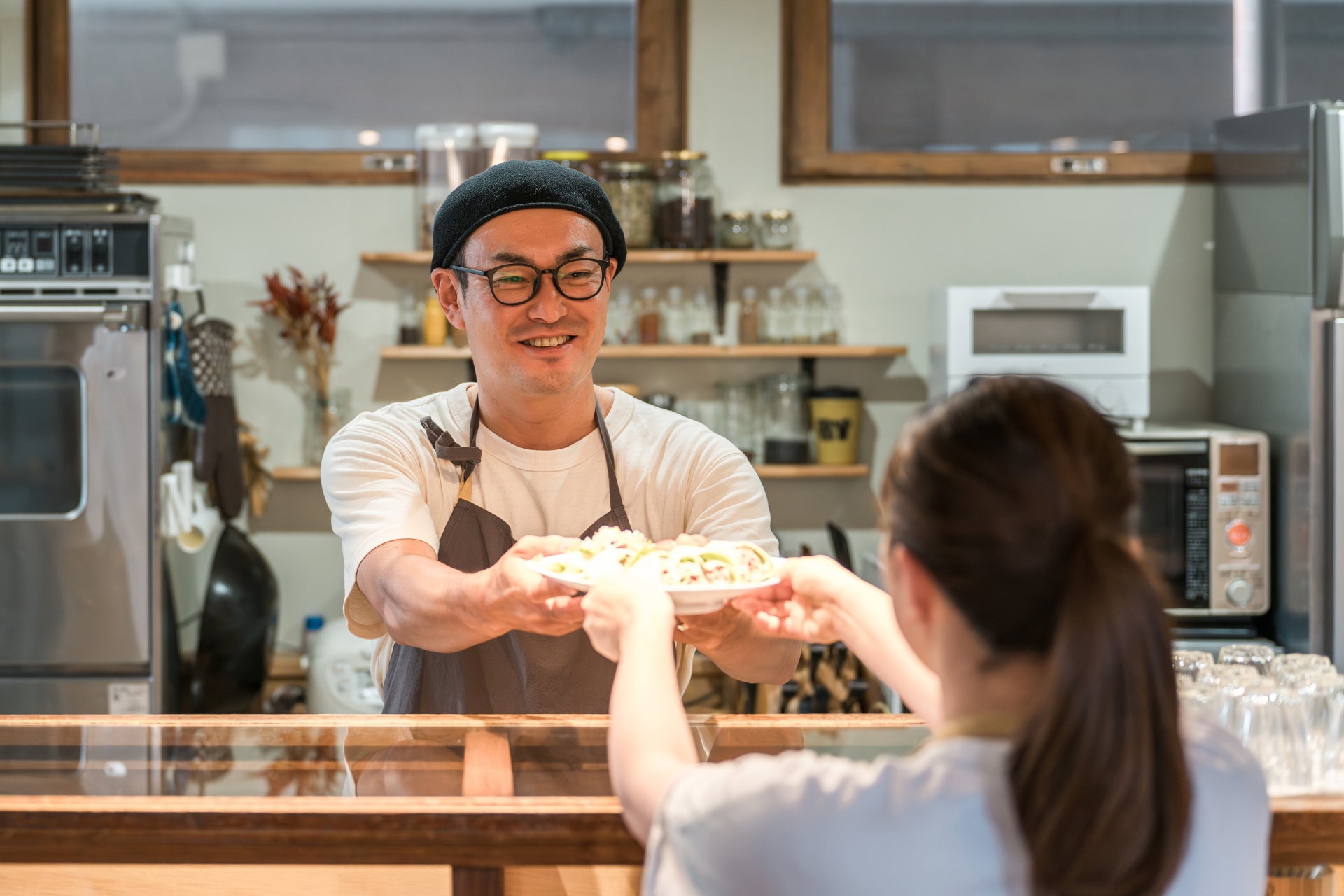 小さなカフェ、喫茶店の様子