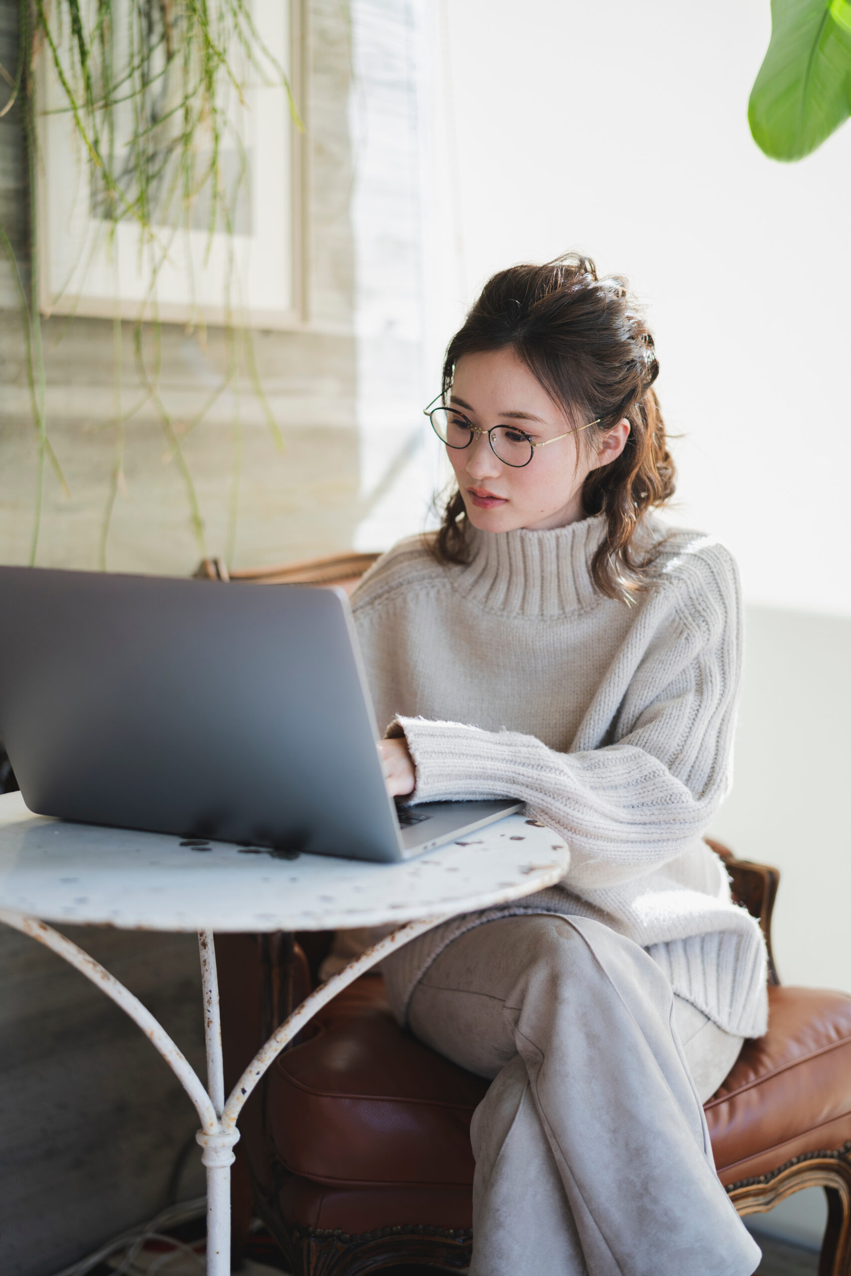 自宅で仕事をしている様子