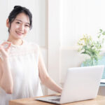 パソコンで設定がすべて終わった女性