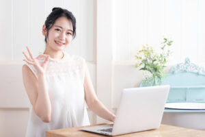 パソコンで設定がすべて終わった女性