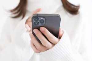 お問い合わせをしている女性